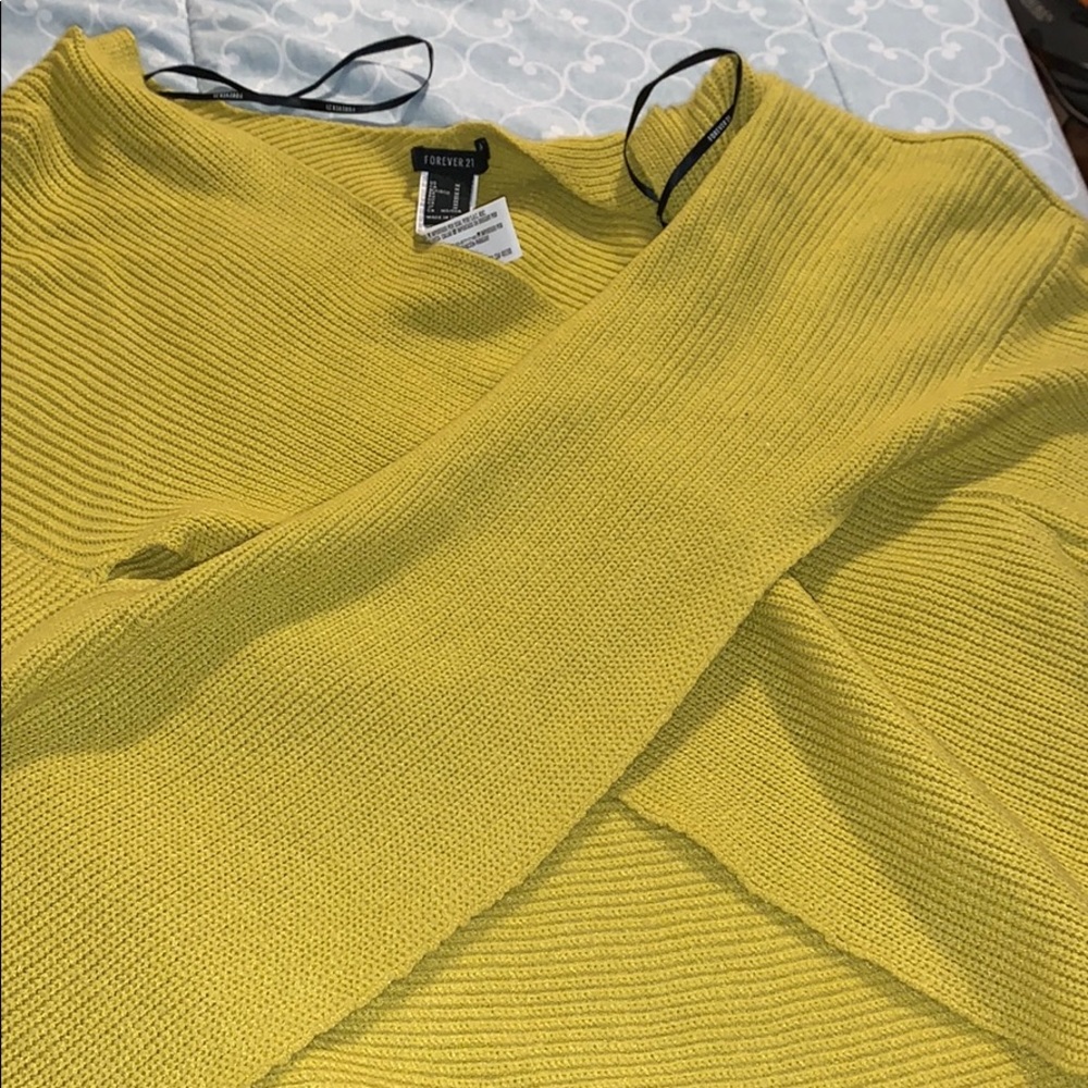 Knitted cropped sweater.